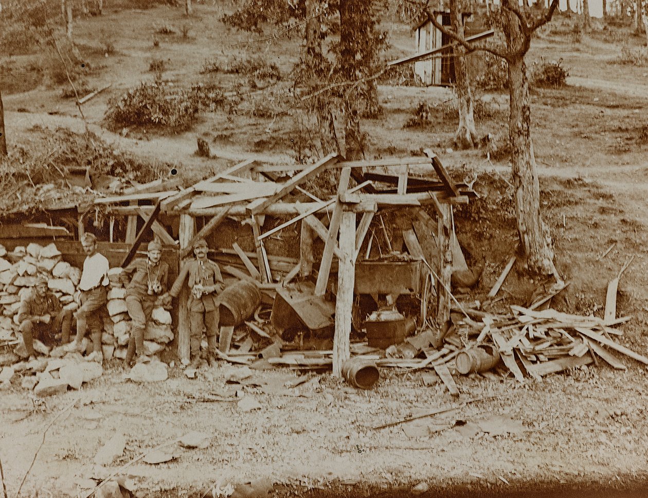 Album "Moja wojna światowa - wspomnienia Frontu Południowo-Zachodniego w Karyntii, Włochy, Trentino-Alto Adige) 31.03.1915-12.11.1918 - Josef Zohles Wien": grupa żołnierzy (b/w fot. autorstwa Josef Zohles