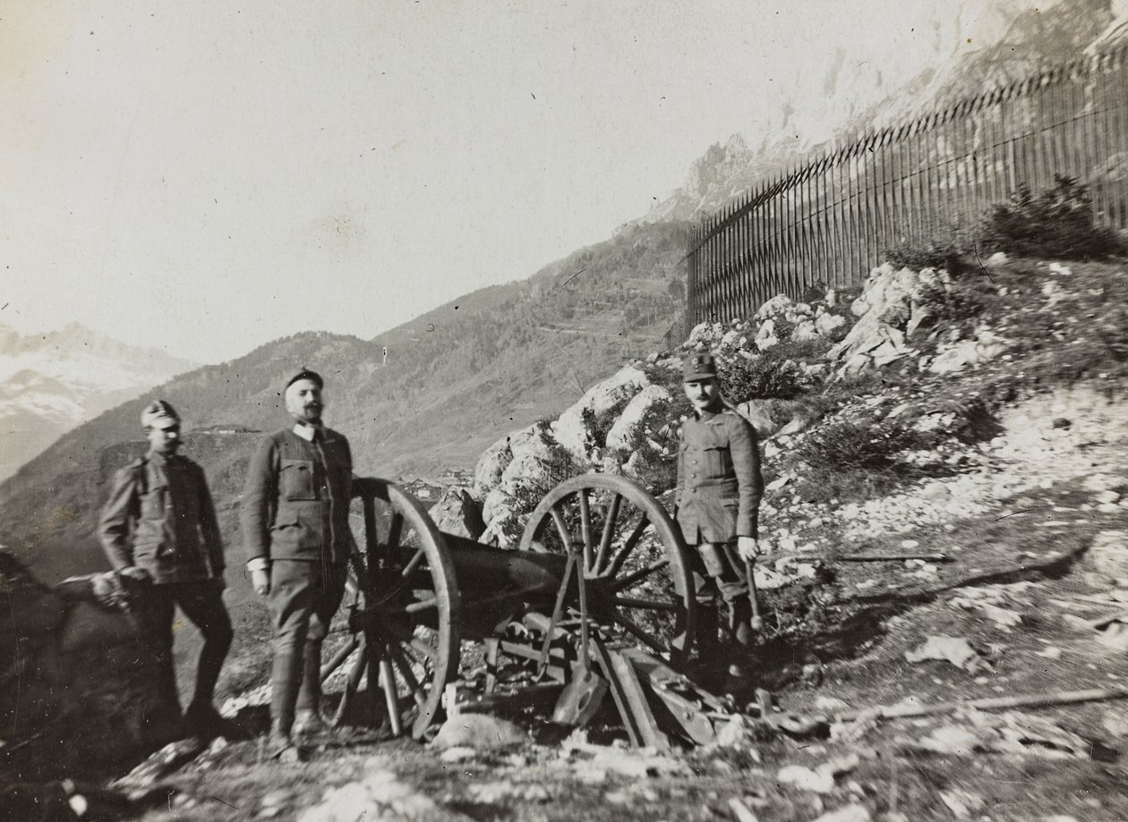 Album "Moja wojna światowa - wspomnienia Frontu Południowo-Zachodniego w Karyntii, Włochy, Trentino-Górna Adyga) 31.03.1915-12.11.1918 - Josef Zohles Wien": żołnierze z armatą (b/w p autorstwa Josef Zohles