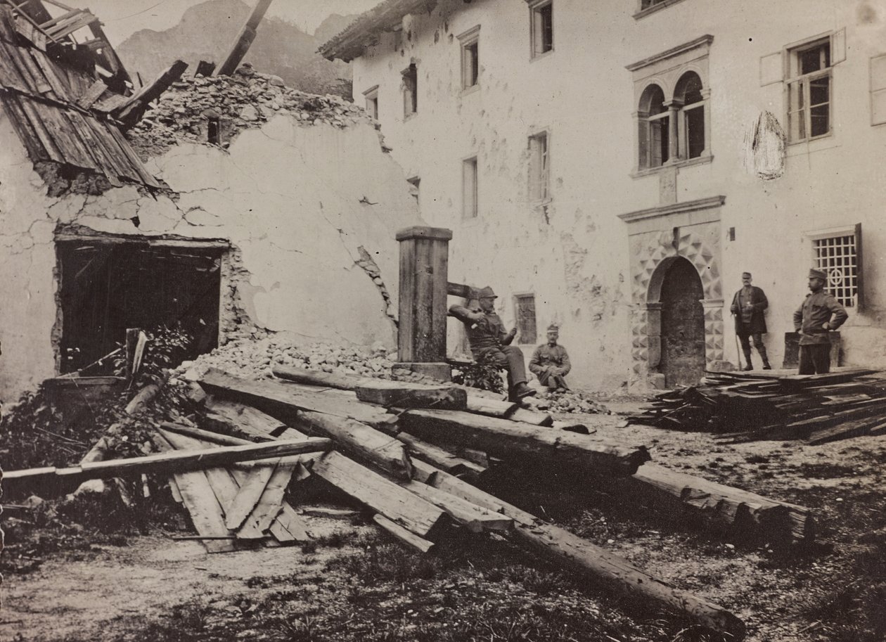 Album "Moja wojna światowa - wspomnienia Frontu Południowo-Zachodniego w Karyntii, Włochy, Trentino-Alto Adige) 31.03.1915-12.11.1918 - Josef Zohles Wiedeń": żołnierze i gruzy w Valb autorstwa Josef Zohles