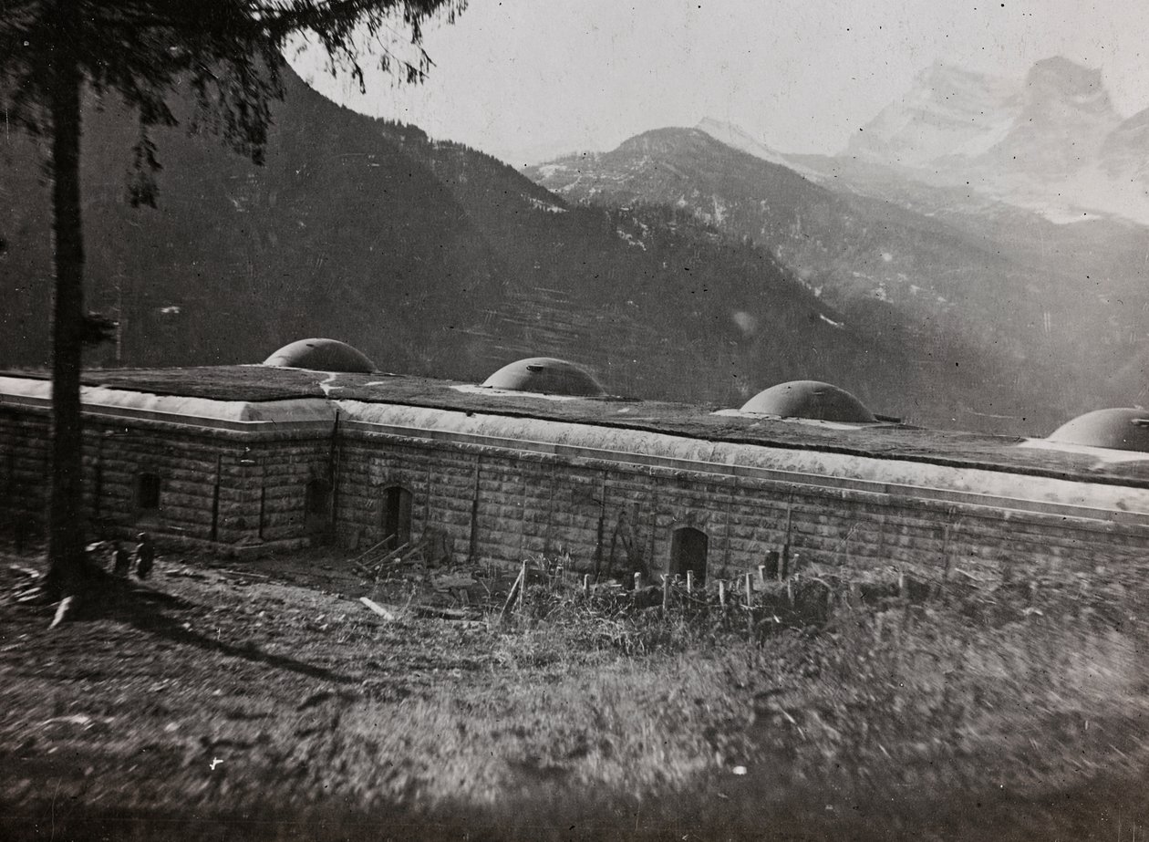 Album "Moja wojna światowa - wspomnienia Frontu Południowo-Zachodniego w Karyntii, Włochy, Trentino-Alto Adige) 31.03.1915-12.11.1918 - Josef Zohles Wien": twierdza włoska (b/w pho autorstwa Josef Zohles