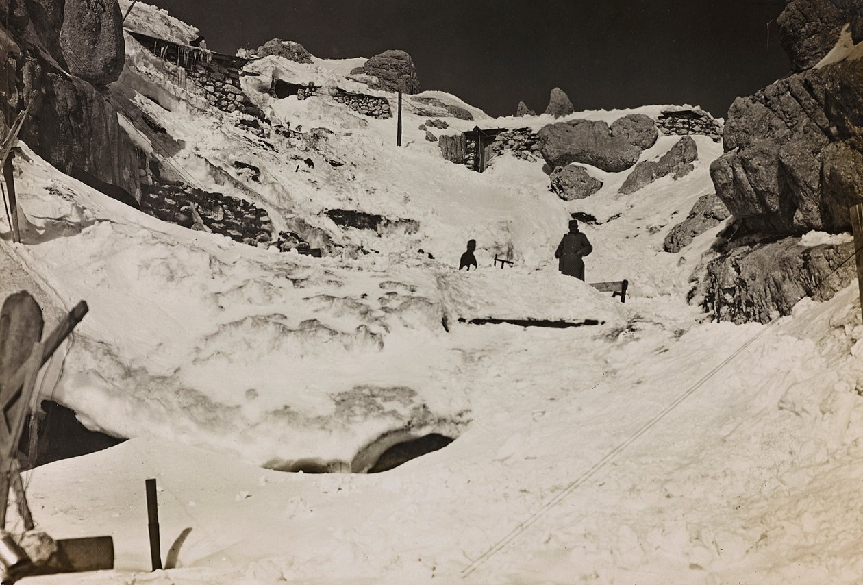 Album "Moja wojna światowa - wspomnienia Frontu Południowo-Zachodniego w Karyntii, Włochy, Trentino-Alto Adige) 31.03.1915-12.11.1918 - Josef Zohles Vienna": żołnierze na śniegu (b/w p autorstwa Josef Zohles