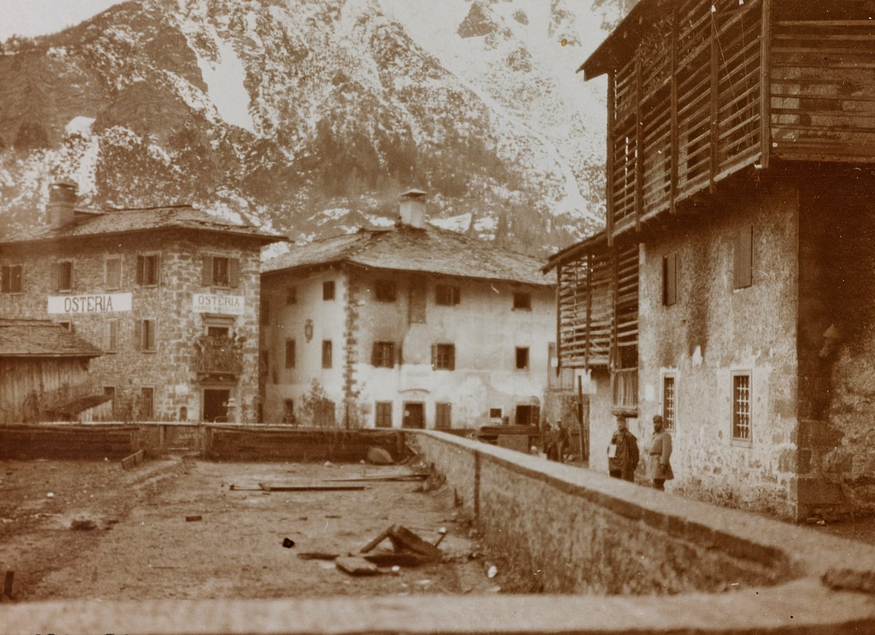 Album "Moja wojna światowa - wspomnienia Frontu Południowo-Zachodniego w Karyntii, Włochy, Trentino-Alto Adige) 31.03.1915-12.11.1918 - Josef Zohles Vienna": widok Chiusaforte (b/w ph autorstwa Josef Zohles