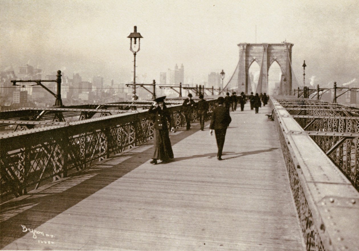 Promenada Brooklyn Bridge w kierunku Manhattanu, 1903 (pocztówka bw) autorstwa Joseph Byron