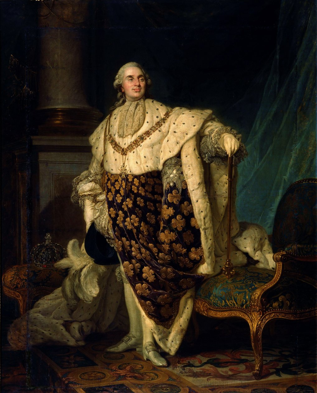 Ludwik XVI w habicie koronacyjnym, nie jest to habit na dzień koronacji, ale ubiór konwencjonalny łączący habit konsekracji i strój Zakonu Św. Ludwika, u dołu berło i koronę u dołu. tło w jego znakach autorstwa Joseph Siffred Duplessis