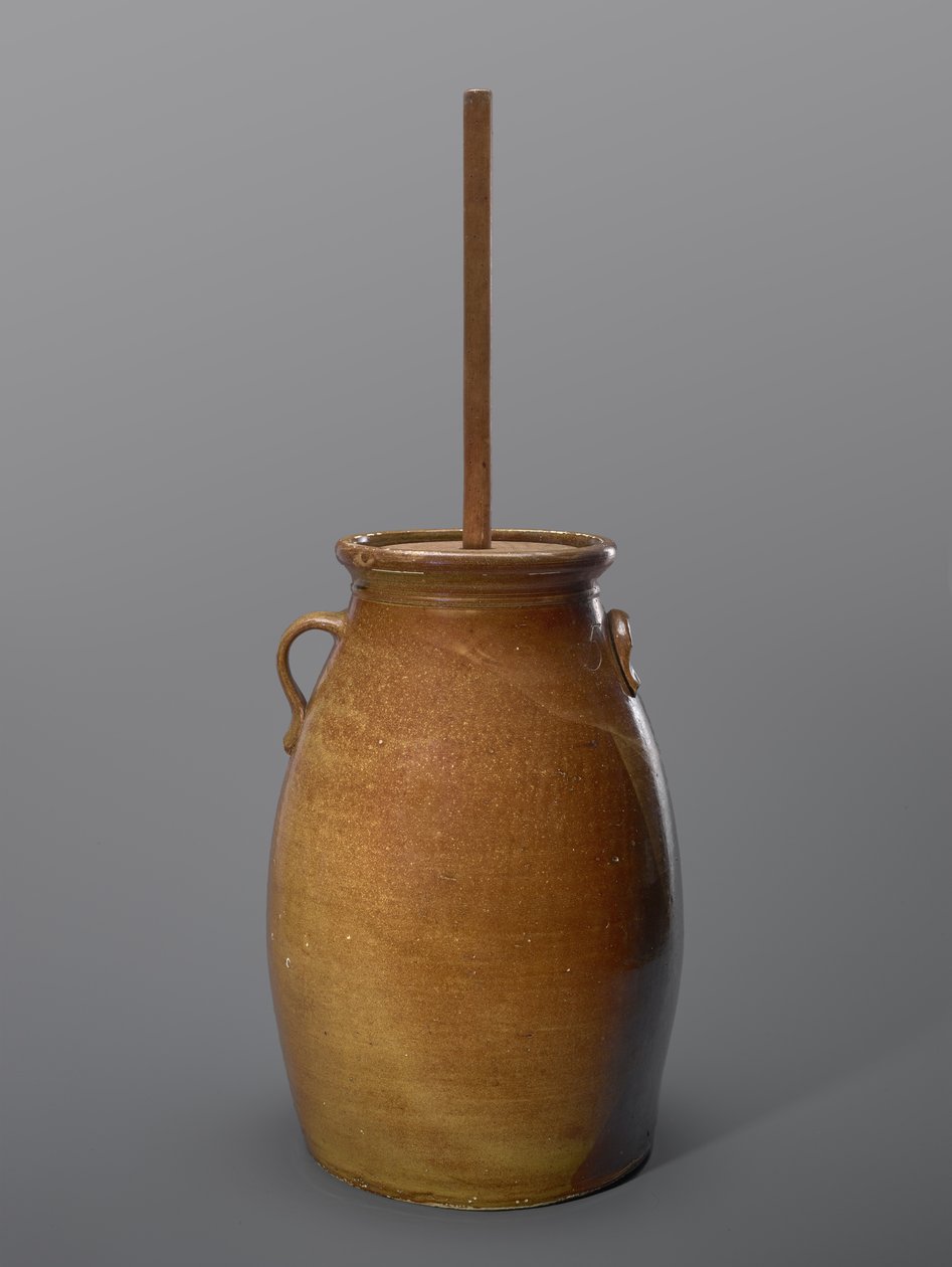 Churn, ok. 1873-1900 (kamionka szkliwiona poślizgowo z drewnem) autorstwa Joseph C. (attr.to) Rushton