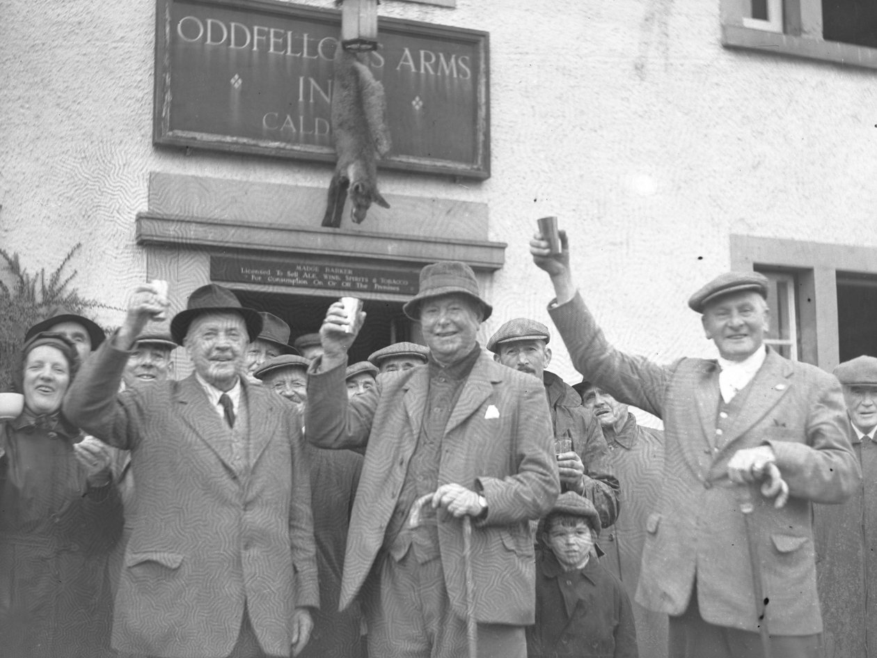 Grupa mężczyzn, kobiet i dzieci wznoszących kieliszki podczas uroczystości na zewnątrz Oddfellows Inn autorstwa Joseph Hardman