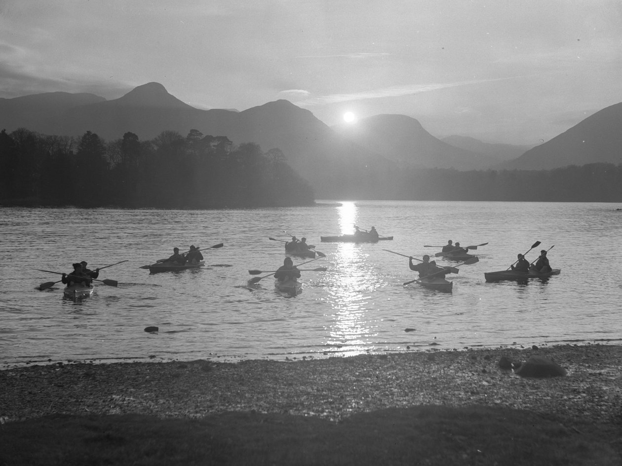 Widok ludzi pływających kajakiem po Derwentwater o wschodzie lub zachodzie słońca autorstwa Joseph Hardman