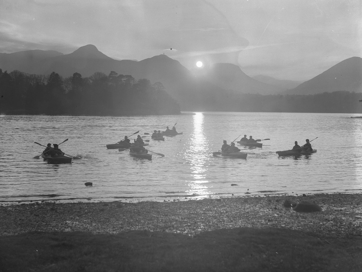 Widok ludzi pływających kajakiem po Derwentwater o wschodzie lub zachodzie słońca autorstwa Joseph Hardman