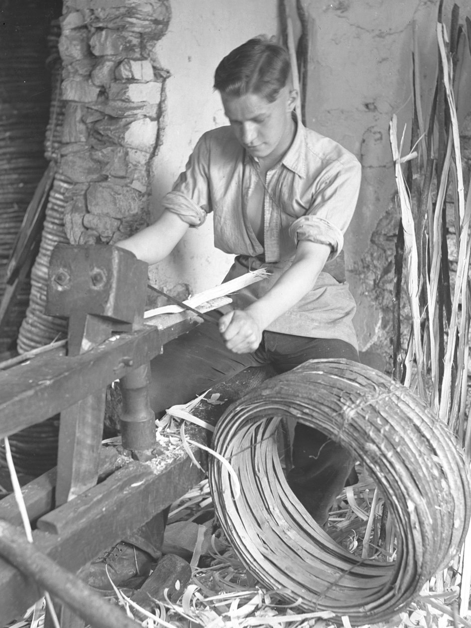 Producent obręczy używający noża kreślarskiego do tworzenia obręczy autorstwa Joseph Hardman