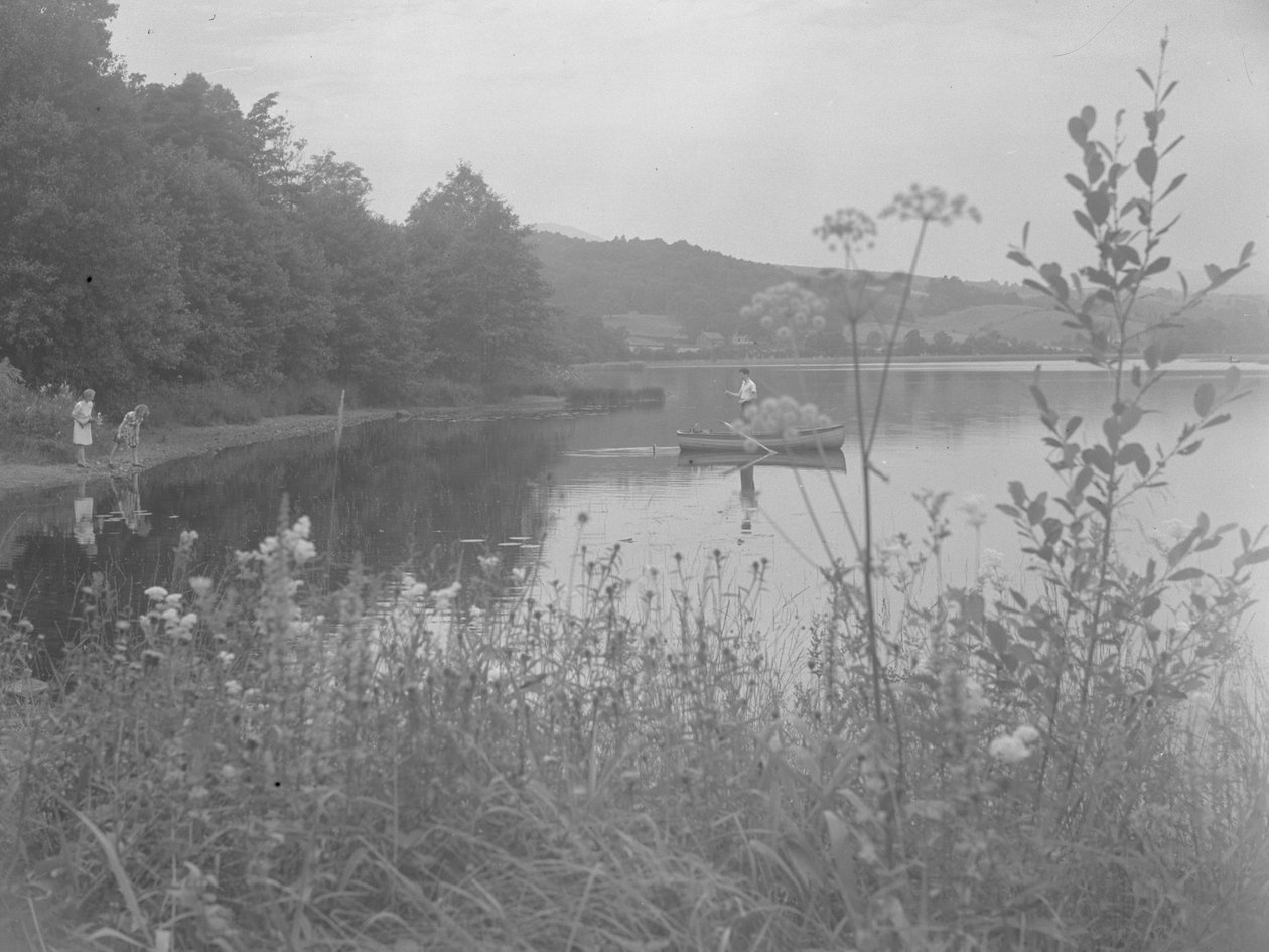 Mężczyzna łowiący ryby w łodzi na Estwaite Water i dwie dziewczynki na brzegu wody autorstwa Joseph Hardman