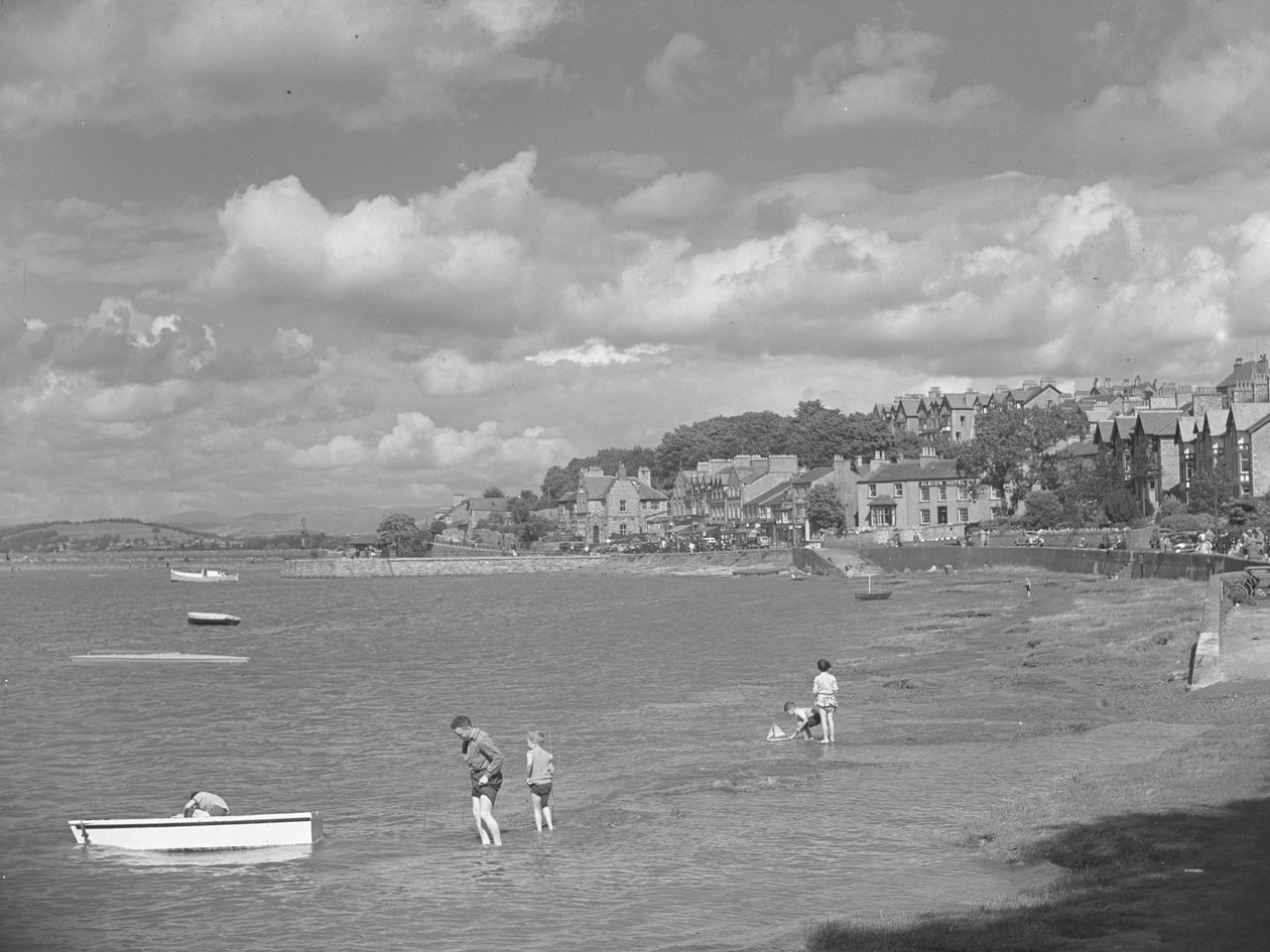 Ludzie bawiący się na łodziach przy wysokiej wodzie w Arnside z hotelem Albion w tle autorstwa Joseph Hardman
