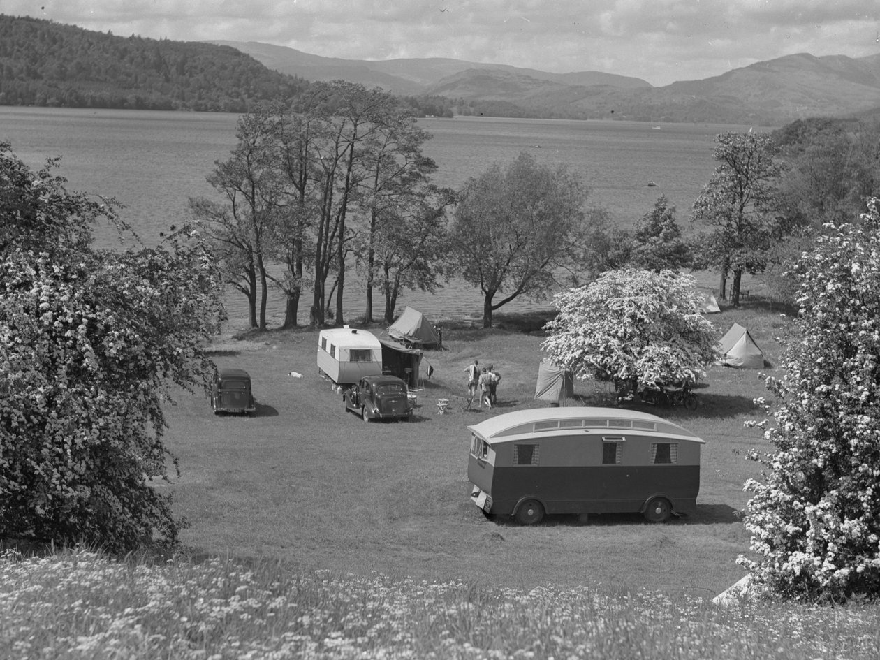 Namioty i przyczepy kempingowe rozstawione na polu w Wastwater, jezioro i wzgórza w tle autorstwa Joseph Hardman