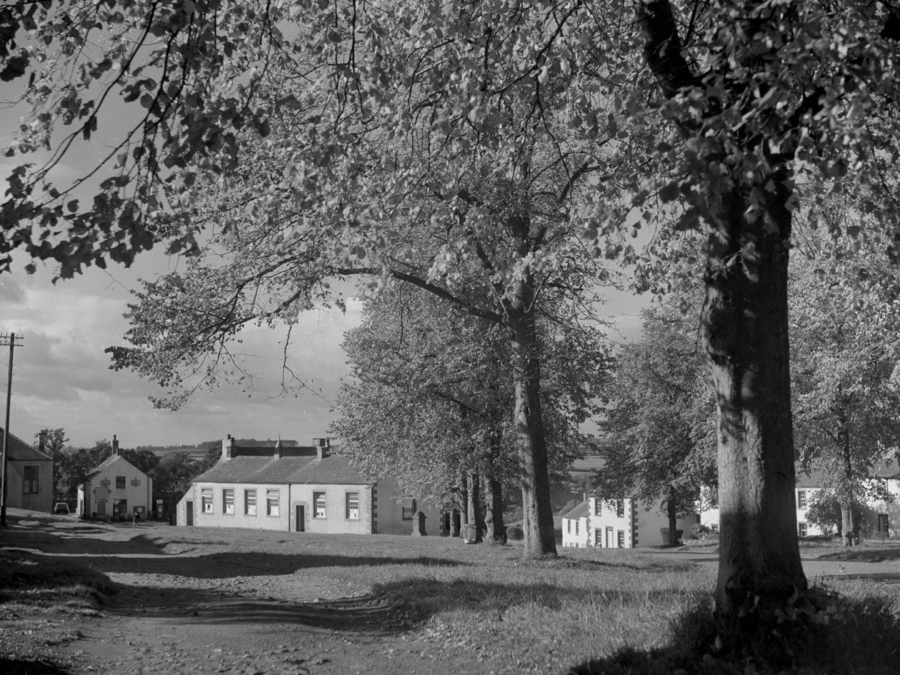 Drzewa w liściach i widok na zabudowania wioski autorstwa Joseph Hardman