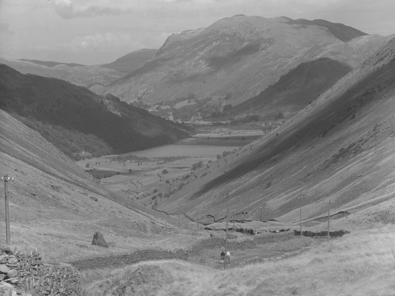 Widok w dół "The Struggle" w kierunkuAmbleside ze szczytu Kirkstone Pass autorstwa Joseph Hardman