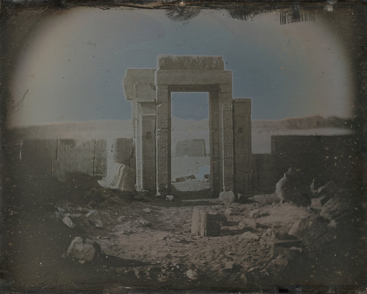 Świątynia Horusa, Edfu, 1842-44. autorstwa Joseph Philibert Girault De Prangey