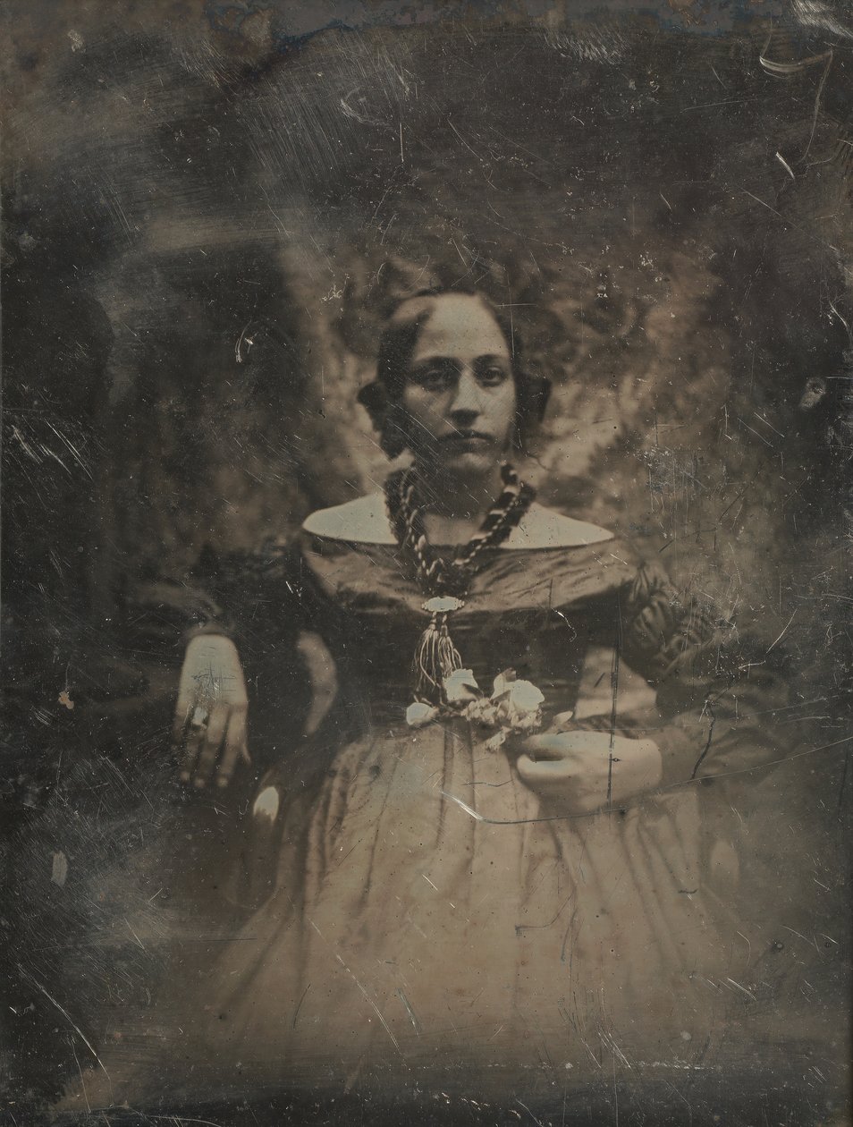Młoda kobieta trzyma kwiat, ca. 1842. autorstwa Joseph Philibert Girault De Prangey