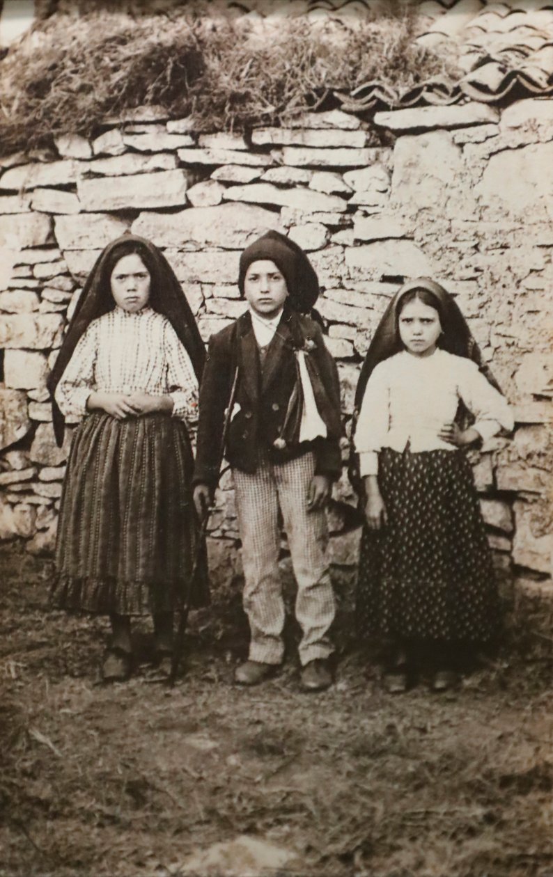 Sanktuarium Fatimskie. Lucia dos Santos i jej kuzyni Francisco i Hiacynta Marto. Matki Bożej Fatimskiej. Portugalia. autorstwa Joshua Benoliel