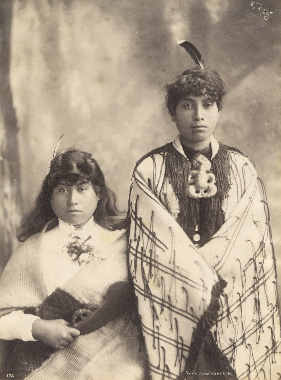 Susan i Ngapuia, ok. 1900 (druk albumowy) autorstwa Josiah Martin