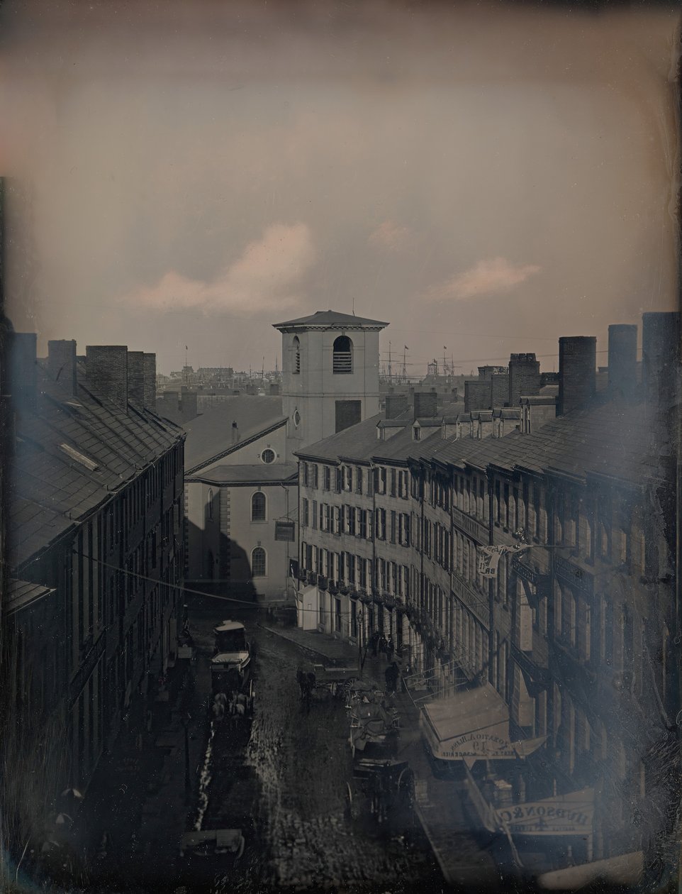 Zobacz Down Brattle Street ze studia Southworth & Hawes przy 5 12 Tremont Row, Boston, 1855. Twórcy: Josiah Johnson Hawes, Albert Sands Southworth. autorstwa Josiah Johnson Hawes, Albert Sands Southworth