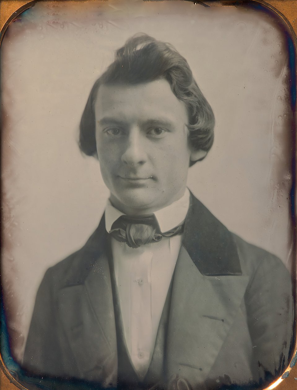 Młody mężczyzna w trzyczęściowym garniturze i muszce, lata 50. XIX wieku. Twórcy: Josiah Johnson Hawes, Albert Sands Southworth. autorstwa Josiah Johnson Hawes, Albert Sands Southworth