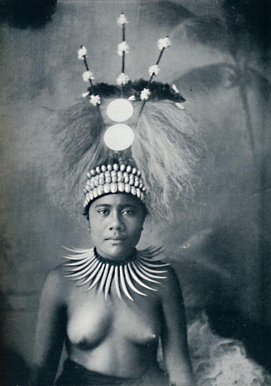 Samoaczka nosząca kołnierz z zębów kaszalota i uroczyste nakrycie głowy, 1902 autorstwa Josiah Martin