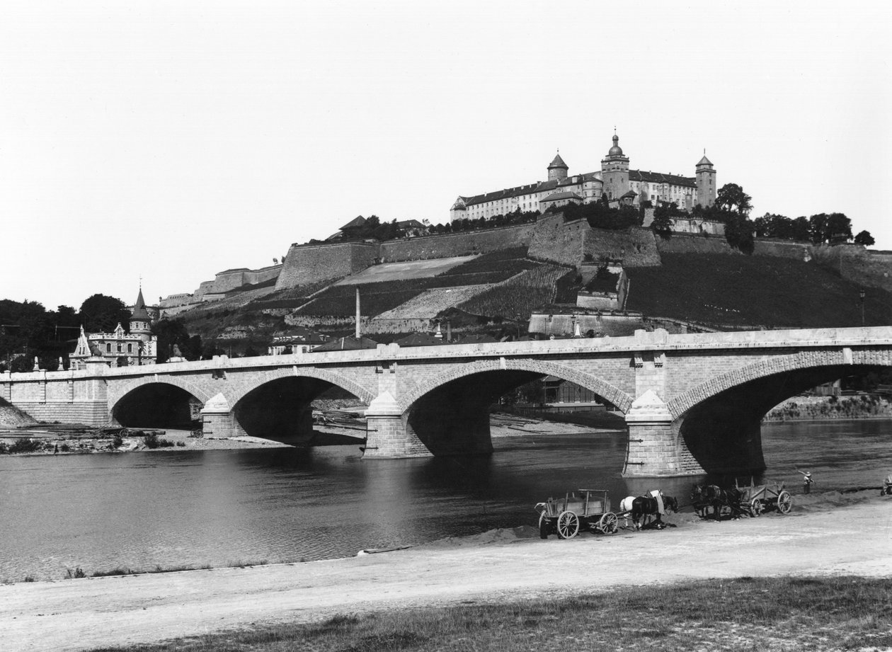 Twierdza Marienberg widziana z mostu Ludwigs, Würzburg, ok. 1910 autorstwa Jousset
