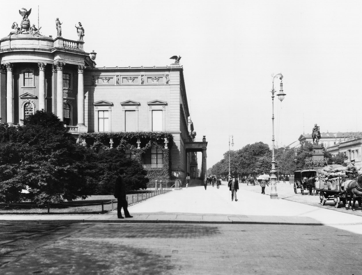 Pałac Wilhelma I (1797-1888) zbudowany w latach 1834-37 przez Carla F. Langhansa (1782-1869) Unter den Linden, Berlin, ok. 1910 autorstwa Jousset