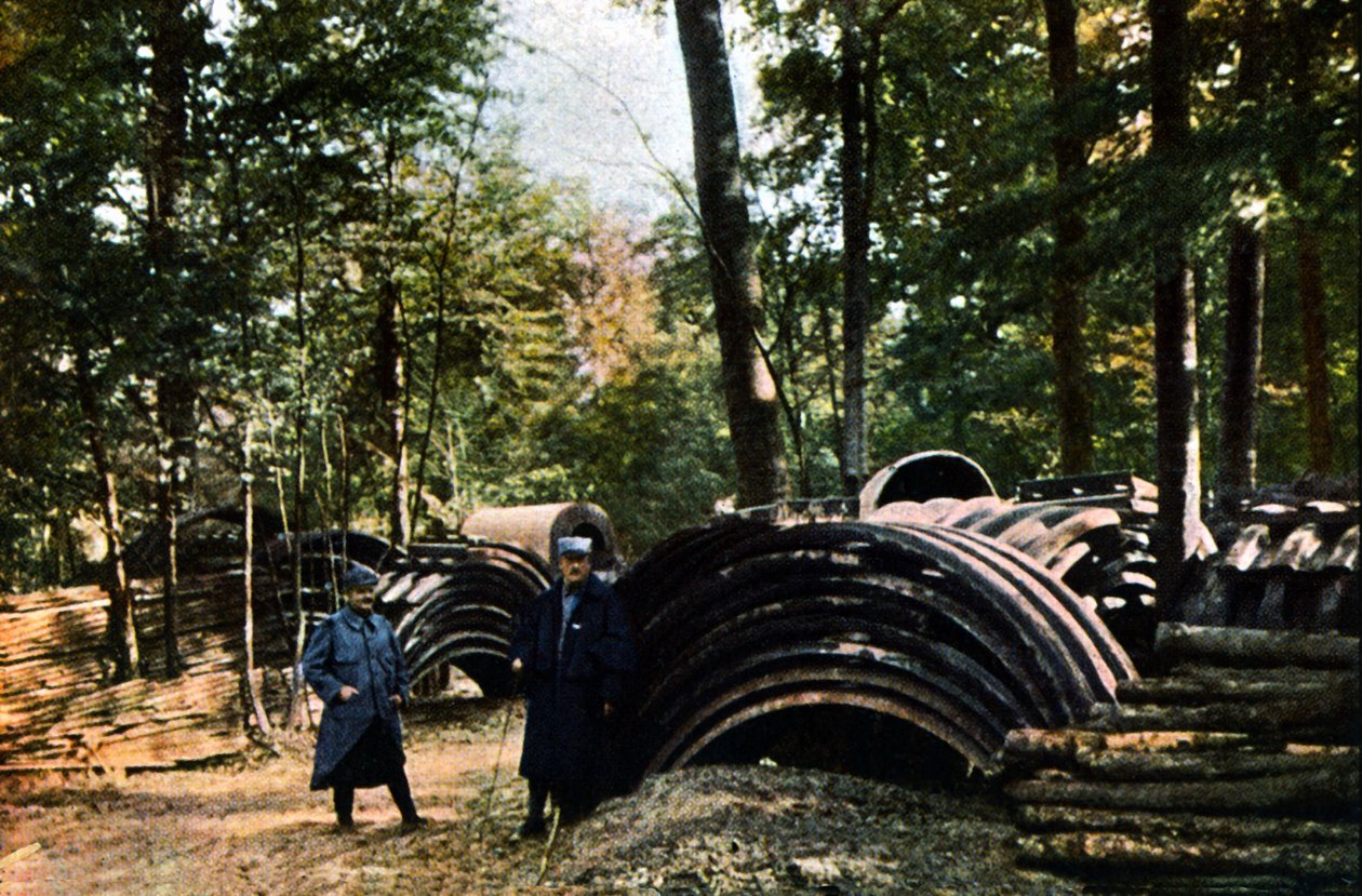 Magazyn armii francuskiej w lesie w pobliżu Verdun, wrzesień 1916 (autochrome) autorstwa Jules Gervais Courtellemont