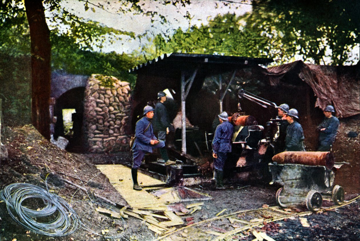Francuska bateria ciężkich dział pod siatką maskującą za murem, Verdun, wrzesień 1916 (autochrom) autorstwa Jules Gervais Courtellemont