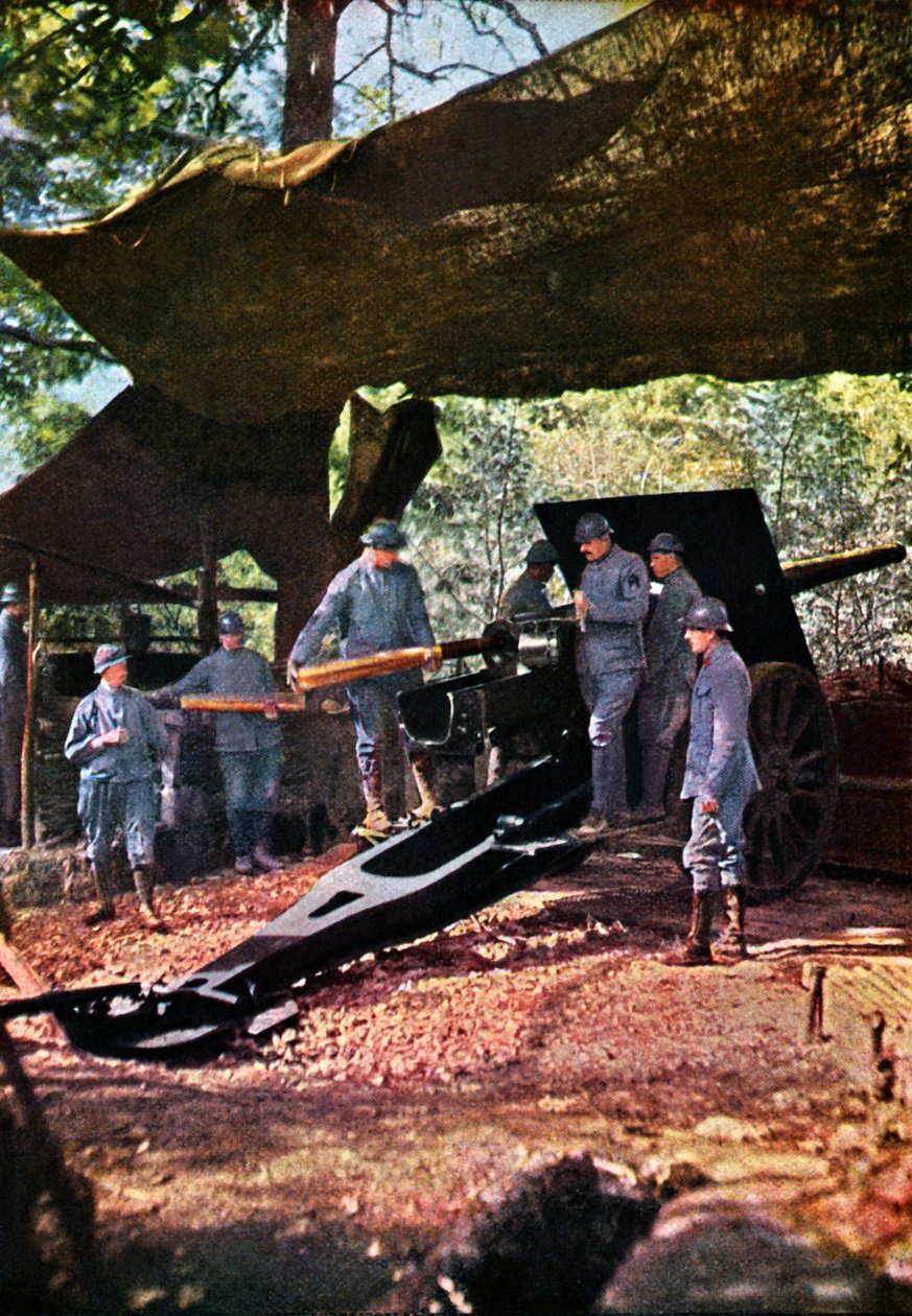 Francuska bateria ciężkich dział pod siatką maskującą w lesie, Verdun, wrzesień 1916 (autochrom) autorstwa Jules Gervais Courtellemont