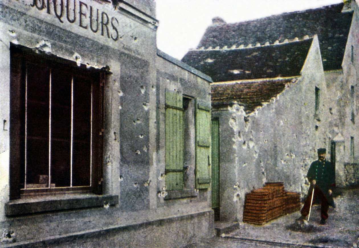 Francuski żołnierz sprzątający w miasteczku Barcy niedaleko Meaux podczas bitwy nad Marną na wschód od Paryża, wrzesień 1914 (autochrome) autorstwa Jules Gervais Courtellemont