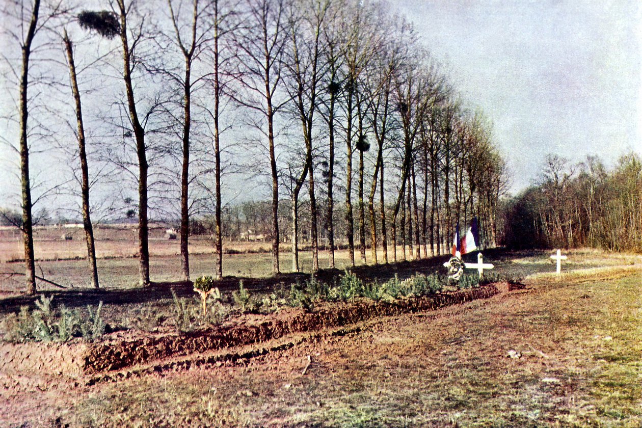 Grób z kilkoma francuskimi żołnierzami poległymi w Soisy-Bouy podczas bitwy nad Marną na wschód od Paryża, wrzesień 1914 (autochrome) autorstwa Jules Gervais Courtellemont