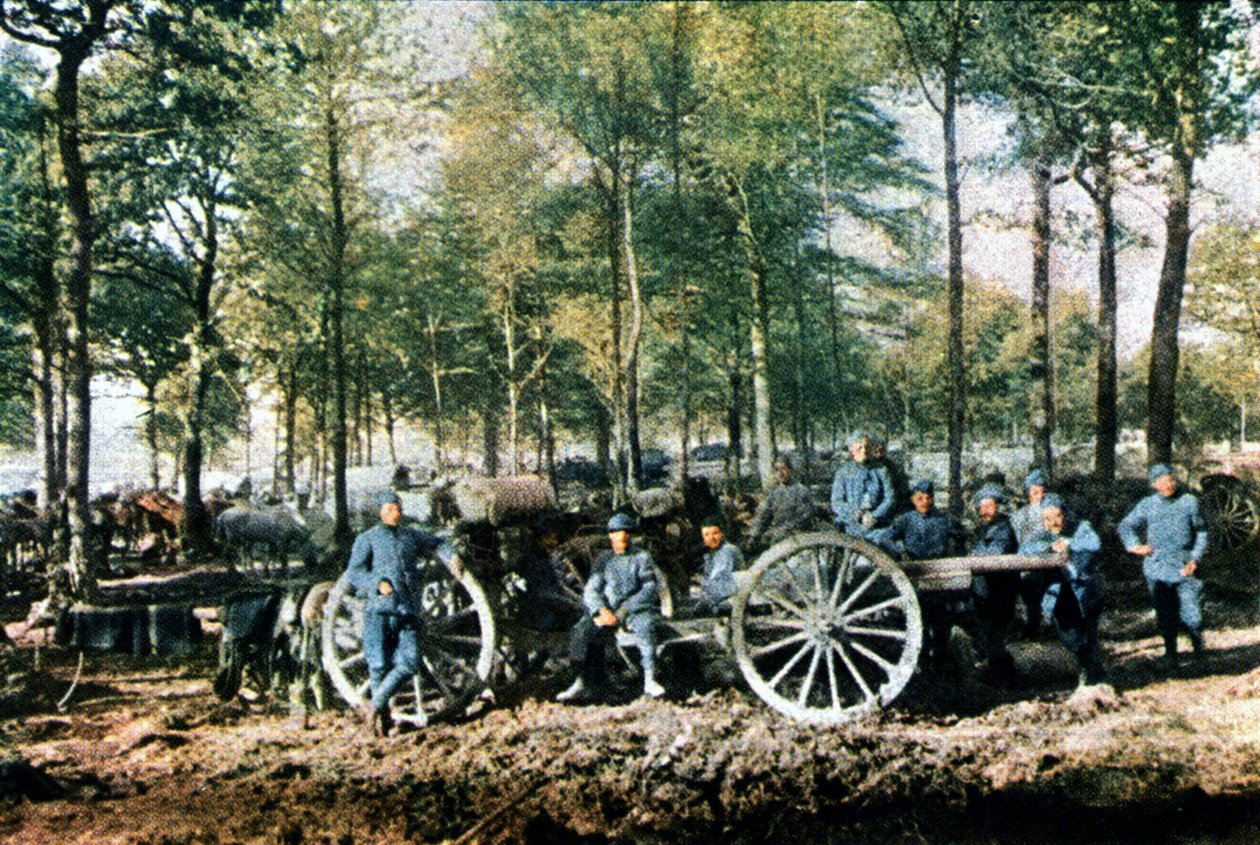 Grupa francuskich artylerzystów z działami 75 mm podczas bitwy pod Verdun, wrzesień 1916 (autochrome) autorstwa Jules Gervais Courtellemont