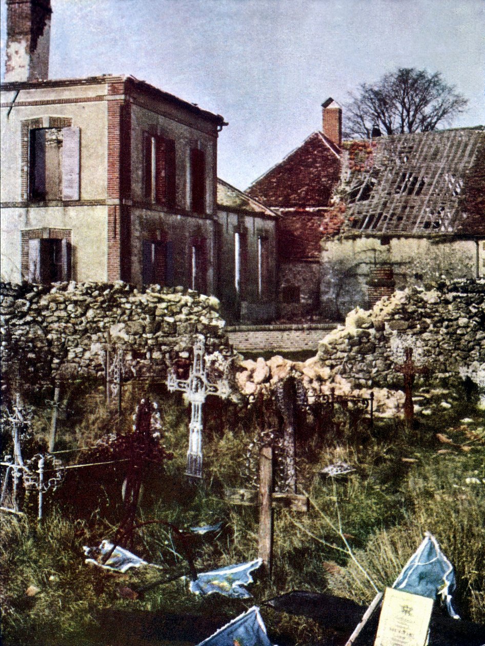 Cmentarz w Charleville na wschód od Reims podczas bitwy nad Marną na wschód od Paryża, wrzesień 1914 (autochrom) autorstwa Jules Gervais Courtellemont