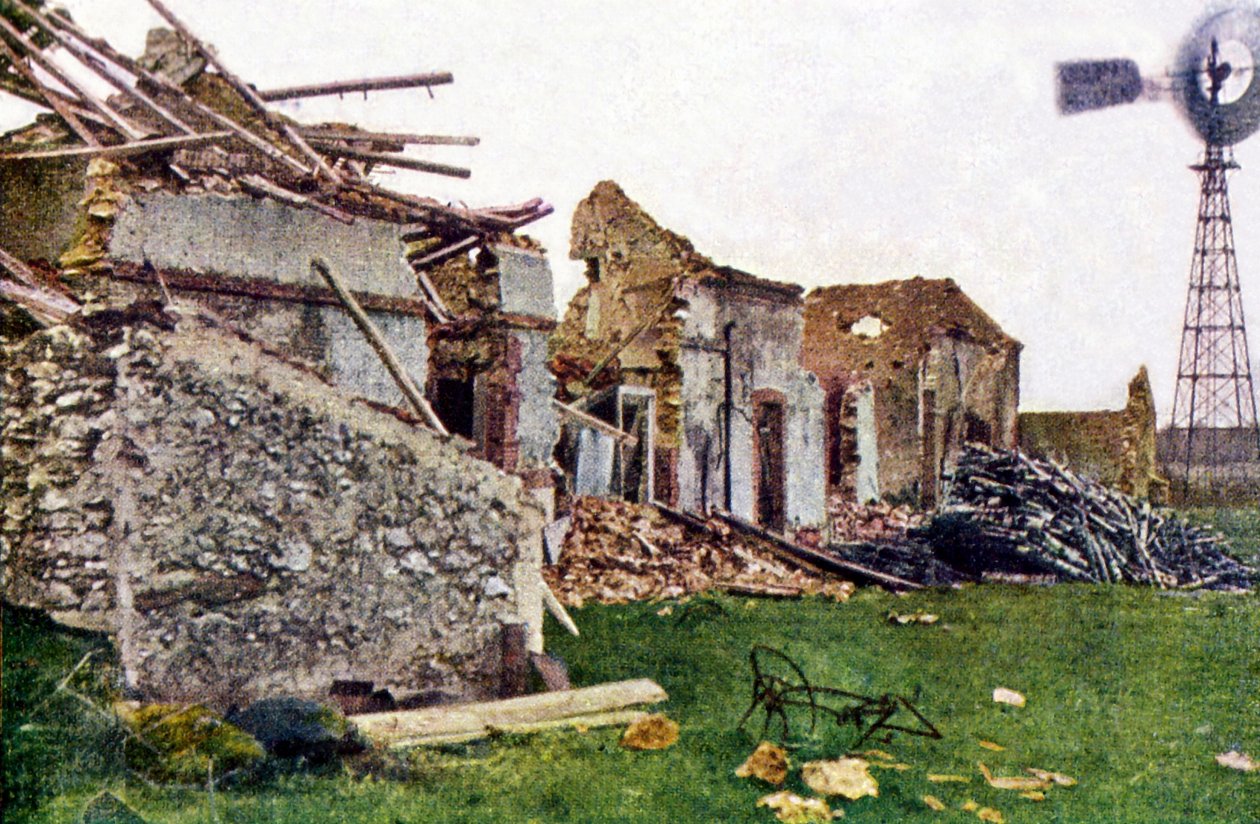 Zniszczone budynki w Villeneuve-Lez-Charleville na południe od Reims podczas bitwy nad Marną, wrzesień 1914 r. (autochrom) autorstwa Jules Gervais Courtellemont