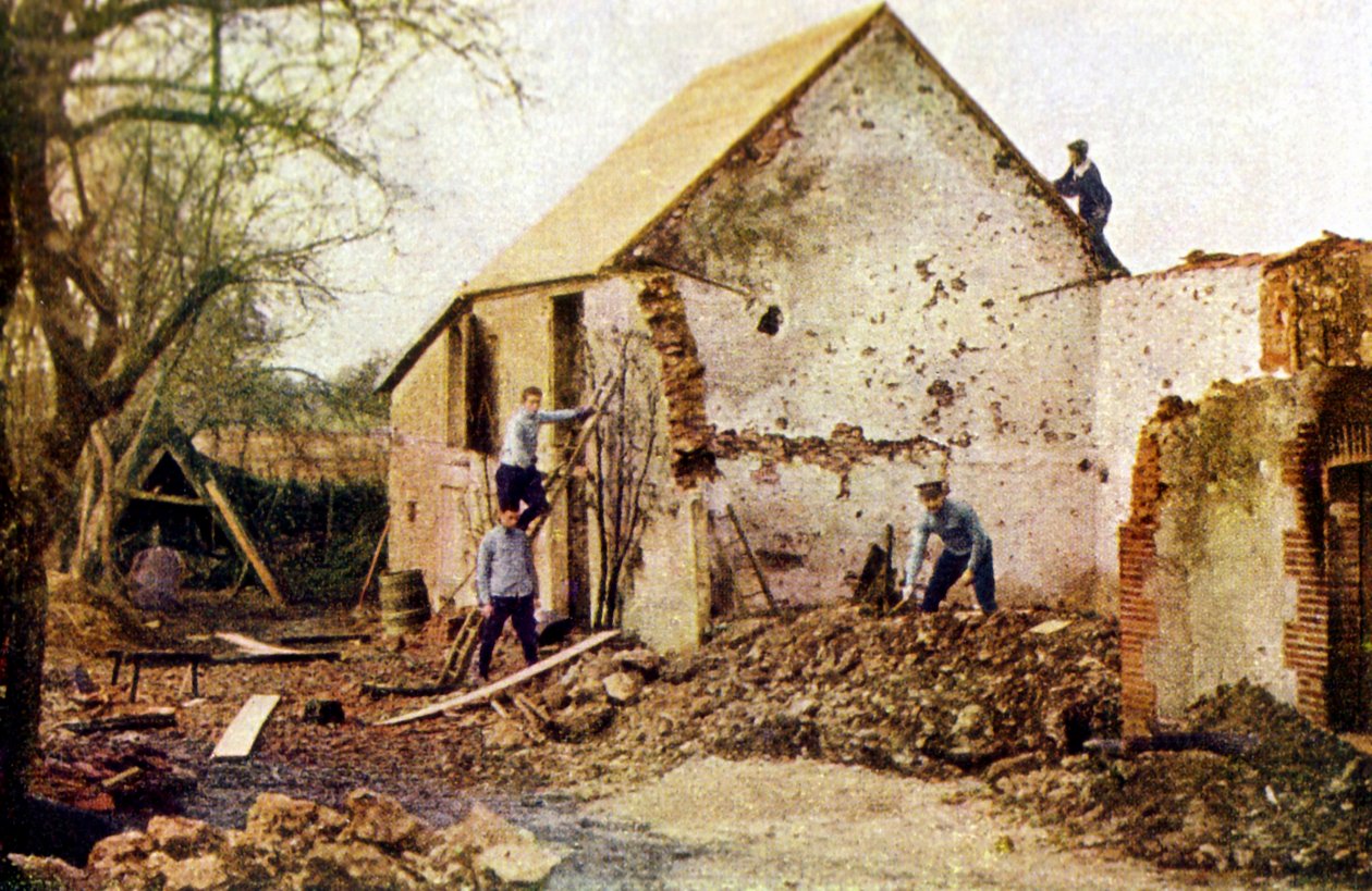 Czterech mężczyzn pracujących przy domu, który został poważnie uszkodzony podczas bitwy nad Marną na wschód od Paryża, wrzesień 1914 (autochrome) autorstwa Jules Gervais Courtellemont