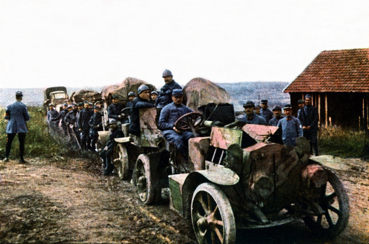 Francuscy żołnierze i pojazdy mobilnej obrony przeciwlotniczej podczas bitwy pod Verdun, wrzesień 1916 (autochrome) autorstwa Jules Gervais Courtellemont