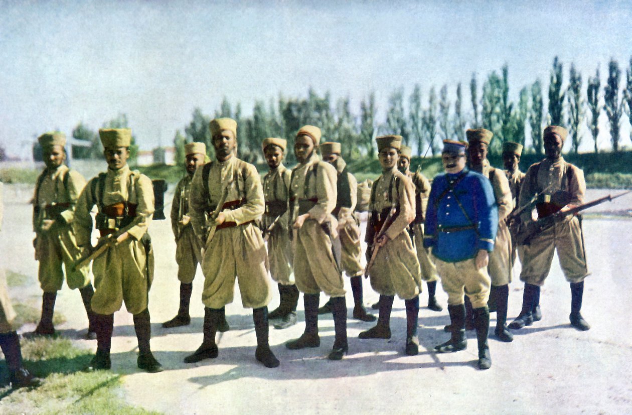 Marokańscy strzelcy i francuski oficer na skraju wsi podczas bitwy nad Marną na wschód od Paryża, wrzesień 1914 (autochrom) autorstwa Jules Gervais Courtellemont