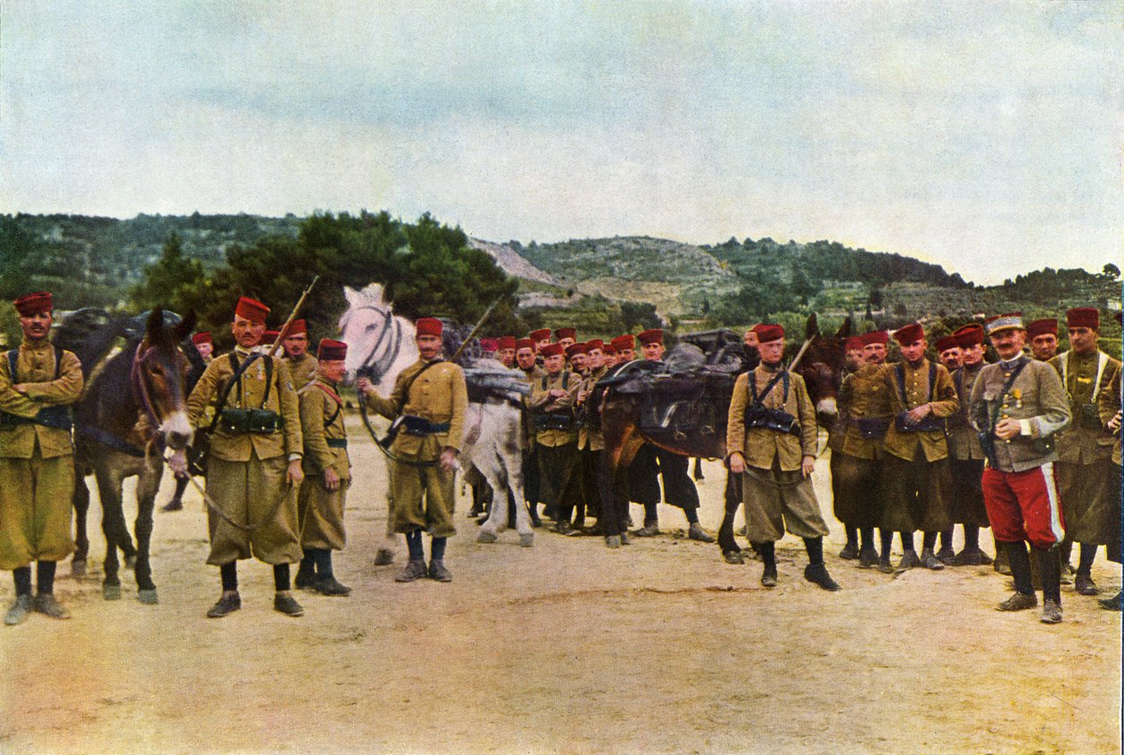 Strzelcy marokańscy i francuski oficer podczas bitwy pod Marną na wschód od Paryża, wrzesień 1914 (autochrome) autorstwa Jules Gervais Courtellemont