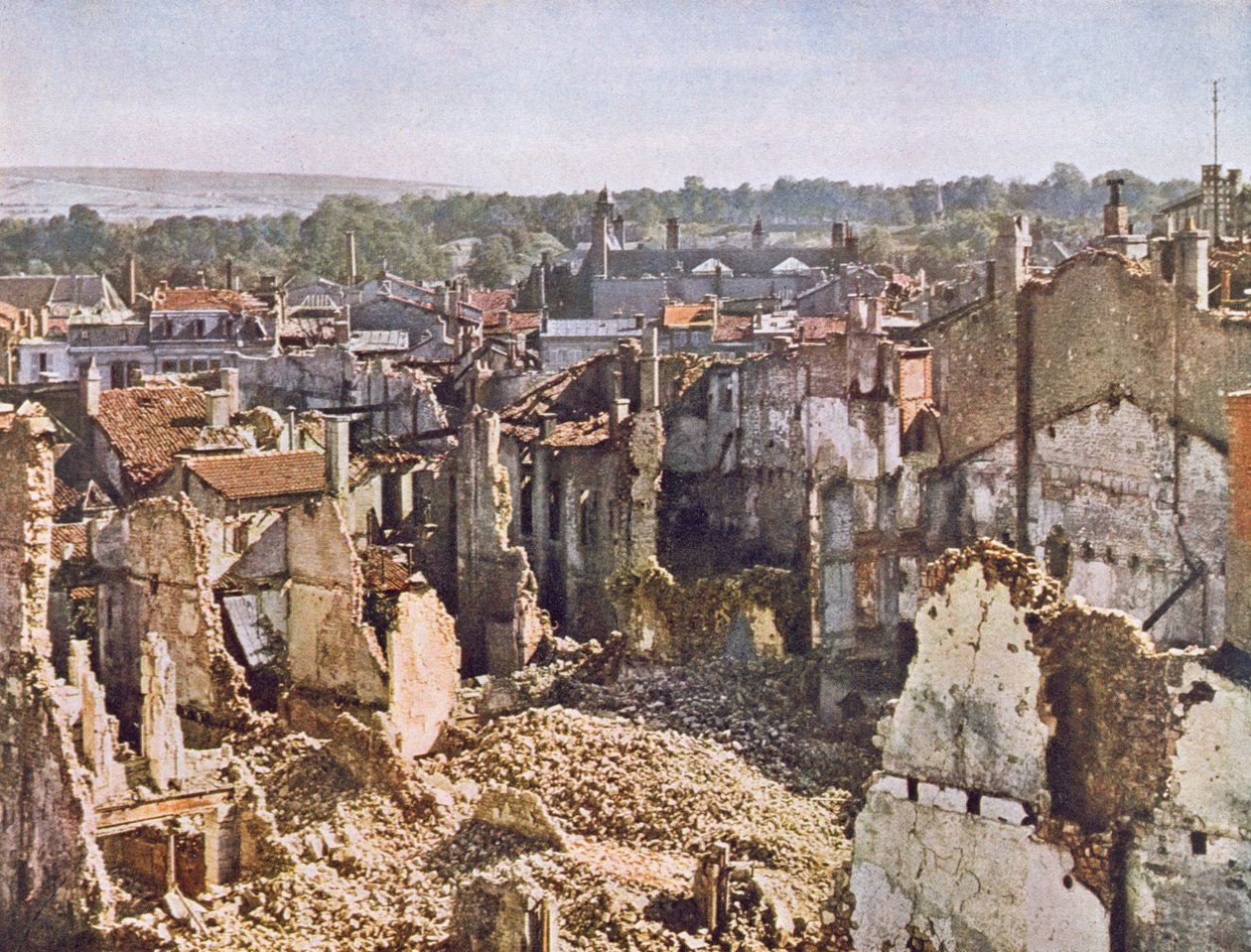 Ruiny Verdun po 8 miesiącach bombardowania, 191617 (za zdjęciem kolorowym) autorstwa Jules Gervais Courtellemont