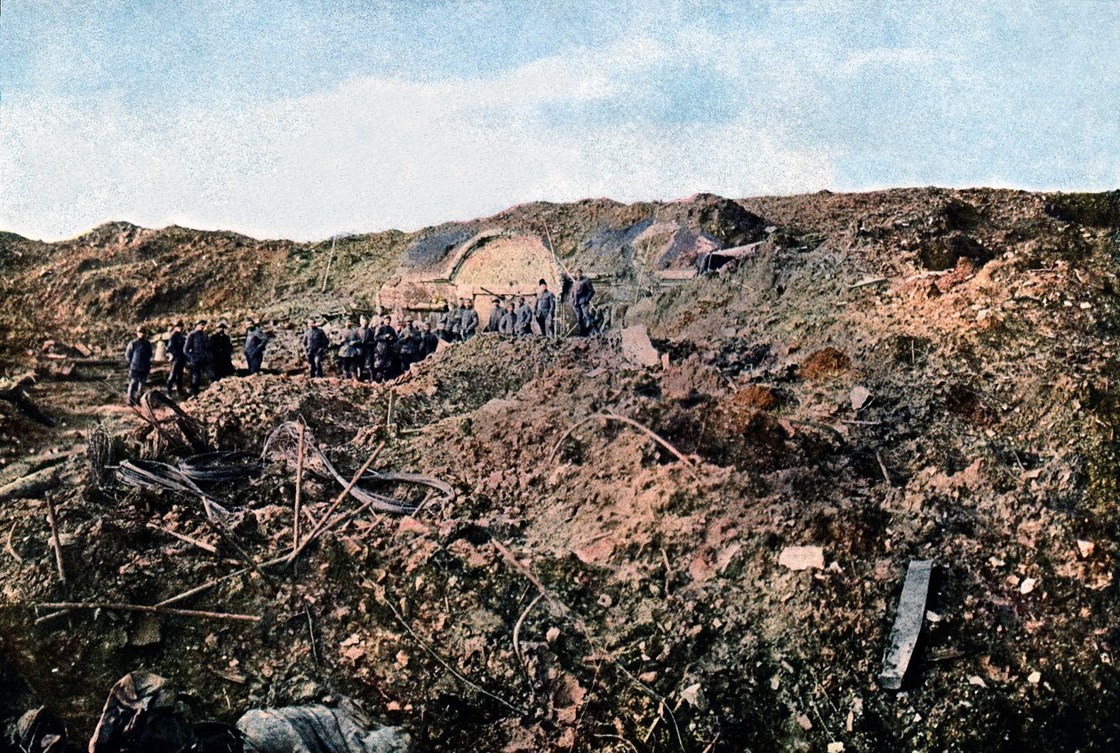 Żołnierze w forcie de Souville zniszczonym przez niemiecką artylerię, wrzesień 1916 (autochrom) autorstwa Jules Gervais Courtellemont