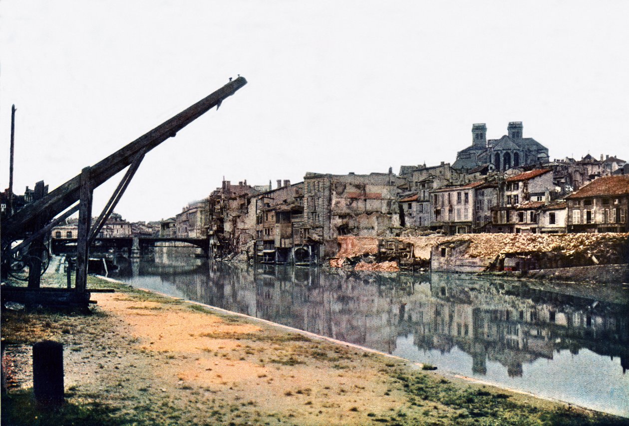 Moza i Verdun z poważnie uszkodzonymi budynkami wzdłuż rzeki, wrzesień 1916 r. (autochrom) autorstwa Jules Gervais Courtellemont