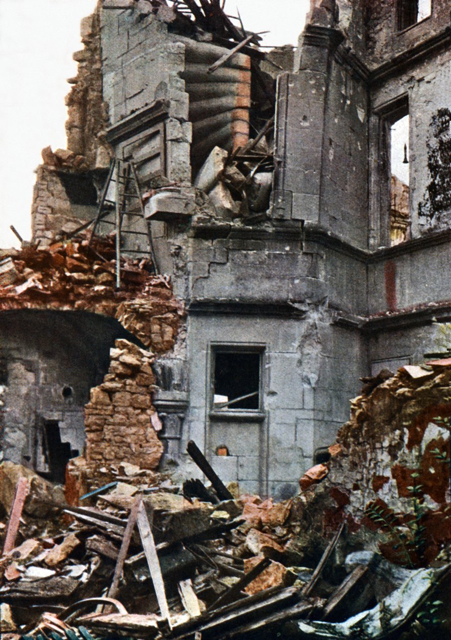 Mocno zniszczona Princerie, Verdun, wrzesień 1916 (autochrome) autorstwa Jules Gervais Courtellemont