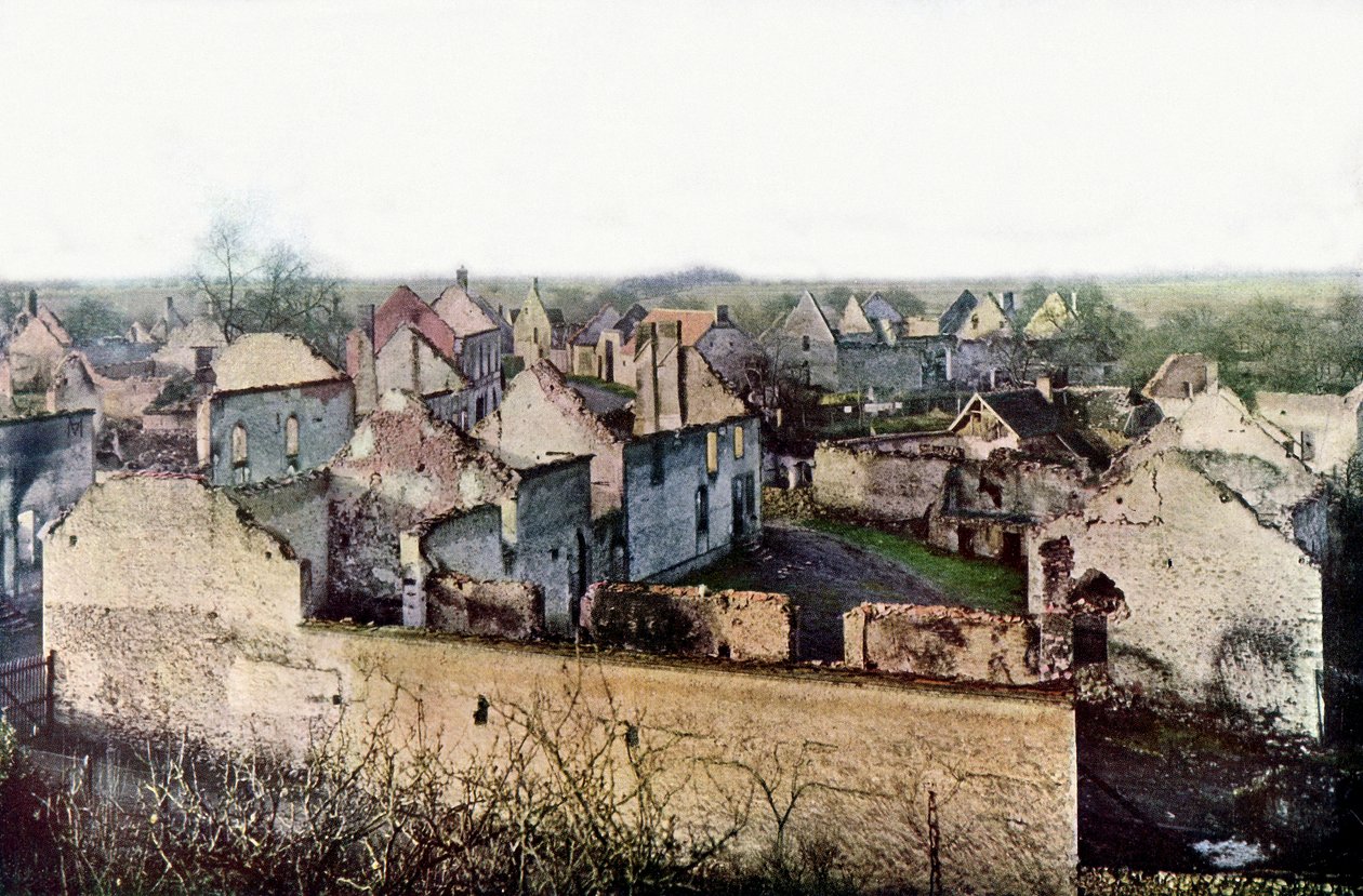 Mocno zniszczona wieś Châtillon-sur-Morin, na południe od Esternay podczas bitwy nad Marną na wschód od Paryża, wrzesień 1914 (autochrome) autorstwa Jules Gervais Courtellemont