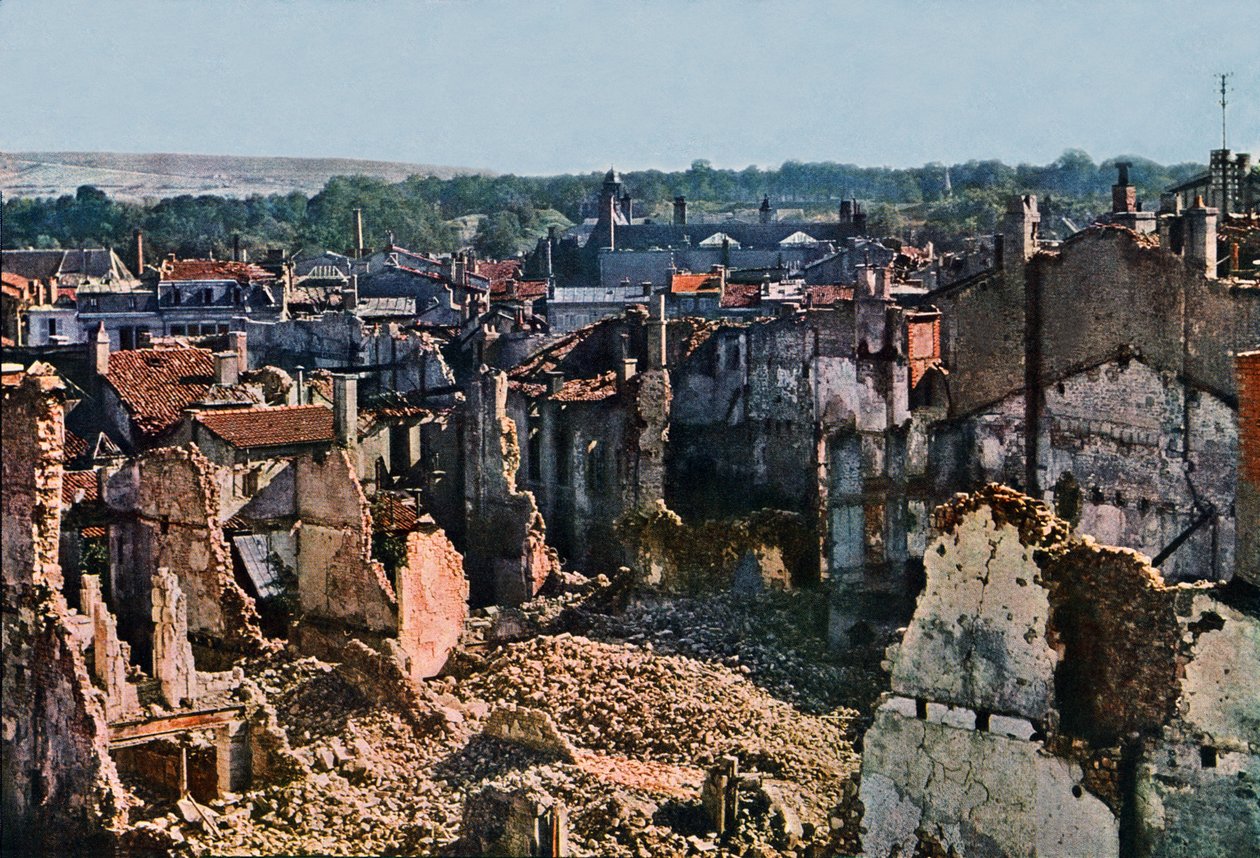 Widok na Verdun po 8 miesiącach bombardowań, wrzesień 1916 (autochrom) autorstwa Jules Gervais Courtellemont