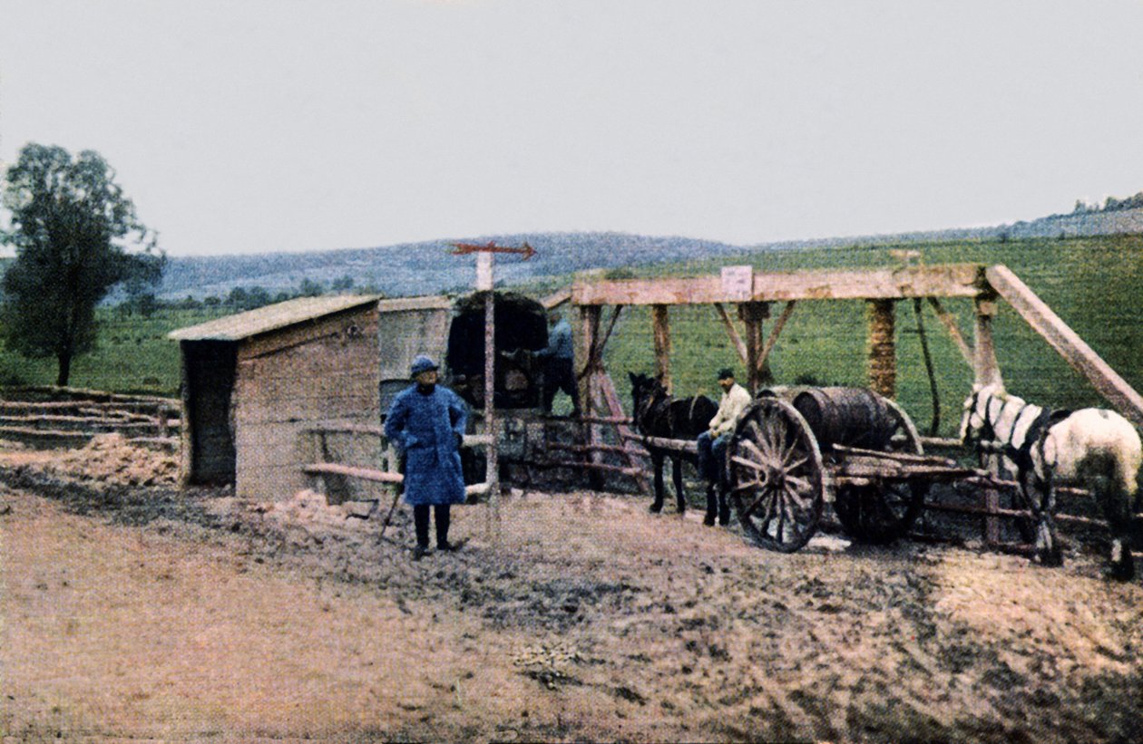 Francuska stacja wodociągowa, Verdun, 1916 (autochrome) autorstwa Jules Gervais Courtellemont