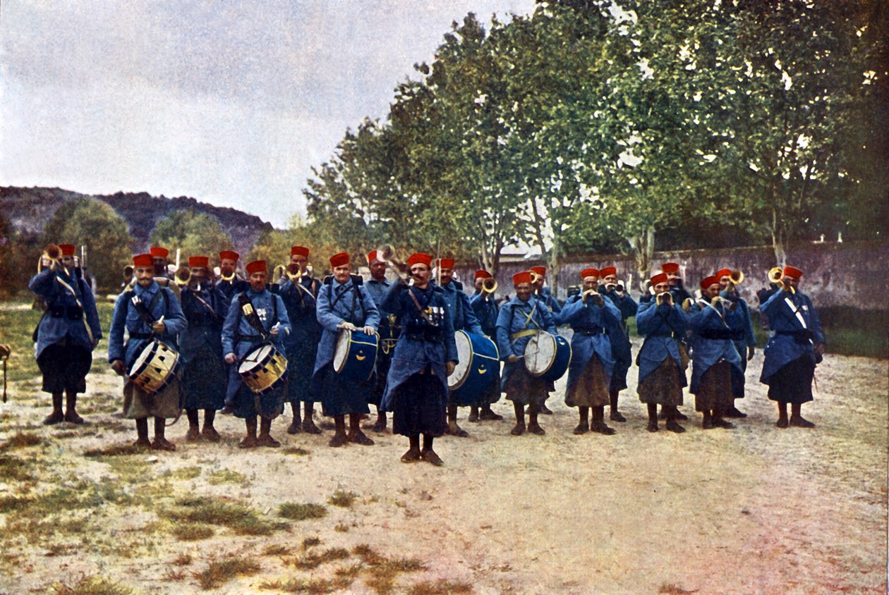 Orkiestra wojskowa z Algierii podczas bitwy nad Marną na wschód od Paryża, wrzesień 1914 (autochrome) autorstwa Jules Gervais Courtellemont