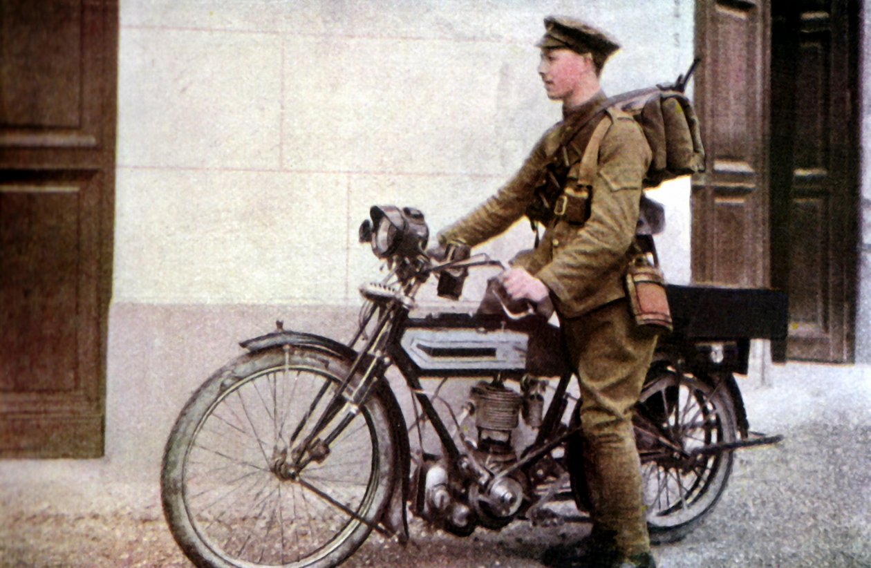 Angielski jeździec wysyłkowy startujący podczas bitwy nad Marną na wschód od Paryża, wrzesień 1914 (autochrome) autorstwa Jules Gervais Courtellemont