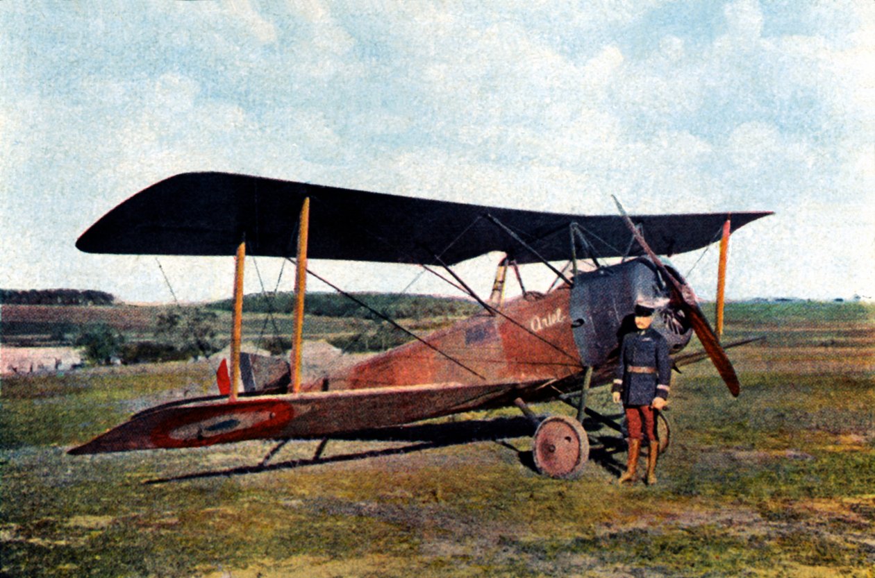 Kapitan Robert de Beauchamp obok swojego brytyjskiego myśliwca Sopwith po powrocie z nalotu bombowego na Essen, krótko przed śmiercią w Verdun, wrzesień 1916 (autochrome) autorstwa Jules Gervais Courtellemont