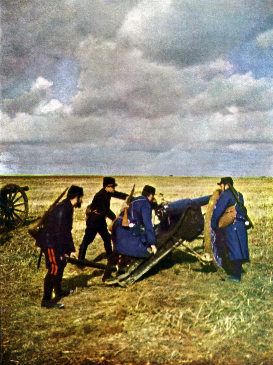 Czterech francuskich żołnierzy z armatą 90 mm podczas bitwy nad Marną na wschód od Paryża, wrzesień 1914 (autochrome) autorstwa Jules Gervais Courtellemont